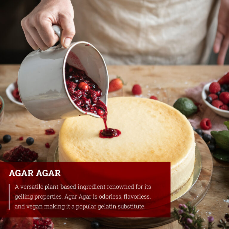 Person pouring a berry sauce onto a cheesecake with text about agar agar.